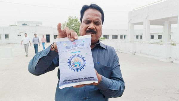 पशु आहार केंद्र में बिक रहे रेडी टू ईट फूड पैकेट, शिकायत के बाद जब्ती