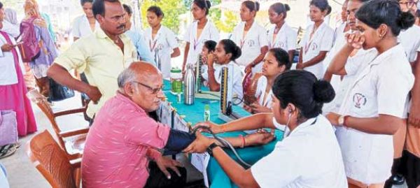 स्टेशन पर नर्सिंग छात्राओं ने लगाया स्वास्थ्य शिविर