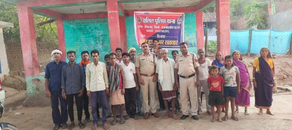 ग्रामीणों को दी सायबर ठगी व यातायात नियमों की जानकारी