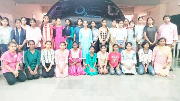 समर कैम्प में खगोलीय घटनाओं से रू-ब-रू हो रहे बच्चे