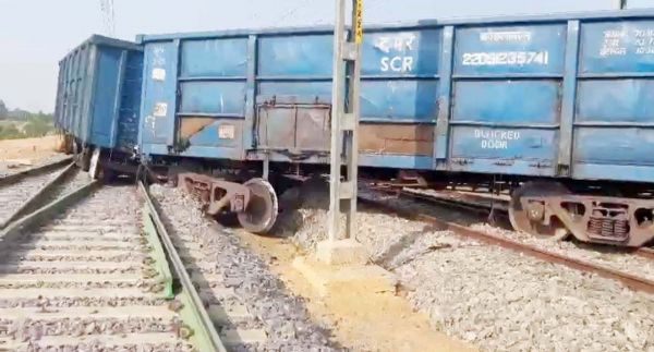 राजस्थान जा रही मालगाड़ी के चार डिब्बे पटरी से उतरे
