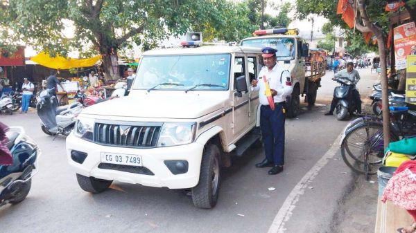 नो-पार्किंग व तीन सवारी  पर कार्रवाई, 6 दर्जन वाहनों पर 21 हजार जुर्माना