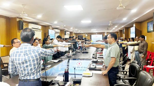 आतंकवाद और हिंसा का विरोध करने सरकारी दफ्तरों में दिलाई शपथ