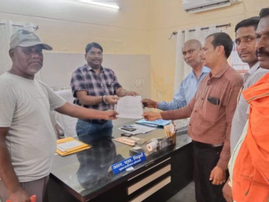 पाइप लाइन टूटी, पानी के लिए तरस रहे ग्रामीण अफसरों को ज्ञापन, आंदोलन की चेतावनी