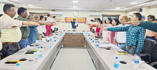 कलेक्टर ने दिलाई आतंकवाद  विरोधी दिवस की शपथ