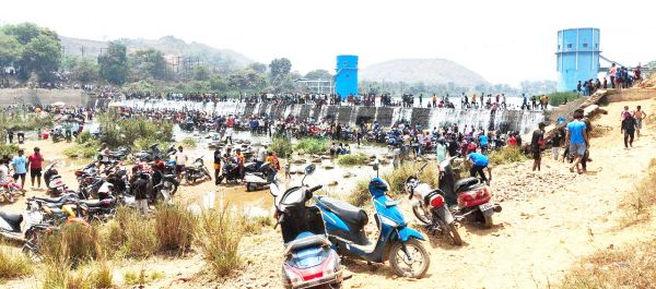 पंचधारी प्रतिबंधित इलाका, फिर भी रोजाना उमड़ रही भीड़