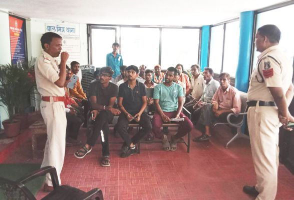 मालवाहकों पर सवारी ले जाने पर होगी सख्त कार्रवाई
