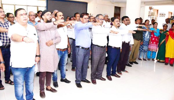 कलेक्टर ने आतंकवादी विरोधी दिवस की अफसरों-कर्मियों  को दिलाई शपथ 