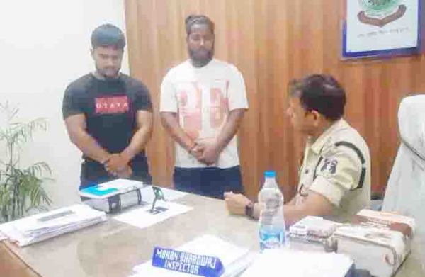 बीच सडक़ पर बर्थ केक काट रहे दो युवकों पर कार्रवाई