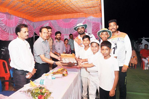 बधाई बच्चों, मोबाइल के जगह आपने खेल चुना-कलेक्टर