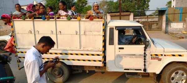 सवारी ढो रही 12 माल ढोने वाली गाडिय़ों का चालान