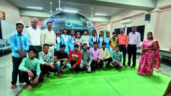 समर कैंप में ब्रह्मांड के रहस्य जान रहे विद्यार्थी