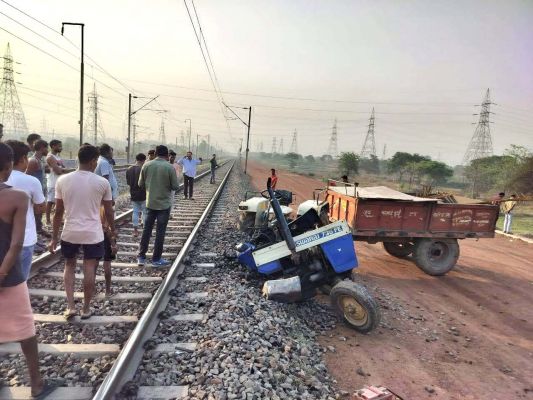 मालगाड़ी से टकराकर ट्रैक्टर के परखच्चे उड़े