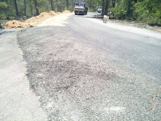 दंतेवाड़ा किरंदुल सडक़ नवीनीकरण, धूल के गुबार से यात्री परेशान