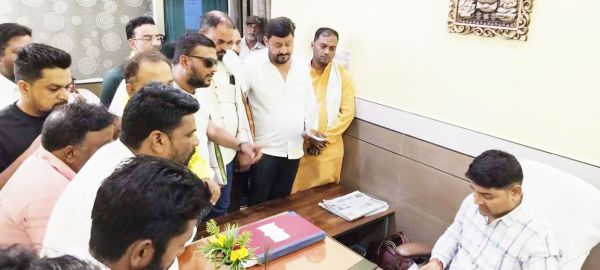 जिला सहकारी केन्द्रीय बैंक के कर्मचारियों  ने किया चुनाव आचार संहिता का उल्लंघन