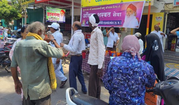 वेदांत समिति ने किया  आंवले शरबत का वितरण