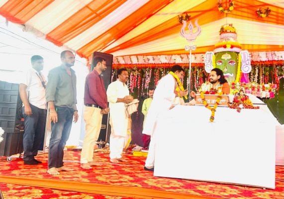 शिव महापुराण कथा श्रवण करने पहुंचे विधायक-महापौर