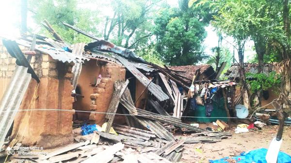 मौसम ने बदली करवट, आंधी-तूफान के साथ बारिश, कई घरों के छप्पर उड़े