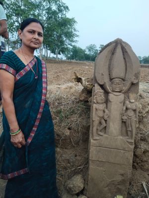 निकली पुरातन मूर्ति,  लोगों का जमावड़ा