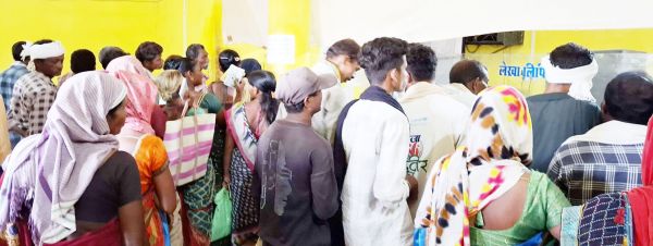 करेंसी की किल्लत, बैंकों में लटक रहे ताले