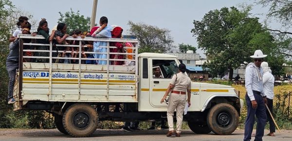 माल वाहकों में सवारी  ढोने पर कार्रवाई