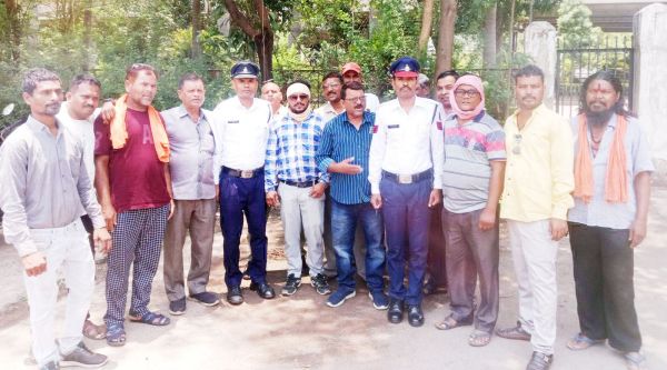 ऑटो और ई-रिक्शा चालक नियमों का करें पालन