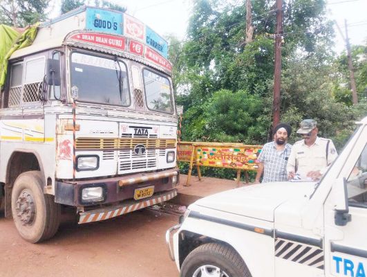 सर्विस रोड में खड़े 20 ट्रकों पर चालानी कार्रवाई