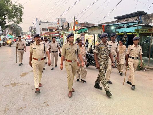 होटल, लॉज-ढाबों में पुलिस की दबिश