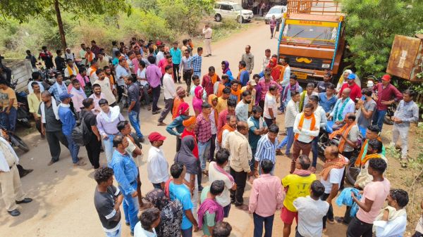 ठेकेदार के रवैये से खफा एफसीआई के 400 हमालों का प्रदर्शन