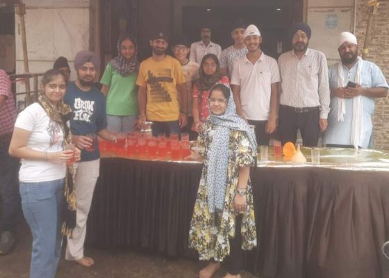 सिख समाज के पांचवें गुरु अरजन देव की याद में राहगीरों को पिलाया पानी