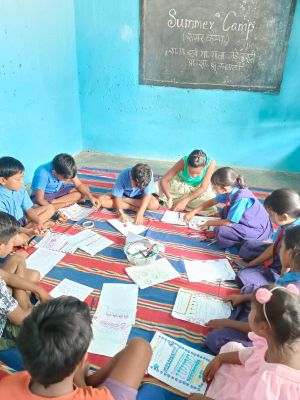 समर कैम्प में बच्चे सीख रहे हैं नवाचारी गतिविधियां
