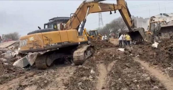 प्रशासन से नाराज ग्रामीण धरने पर बैठे, फैक्ट्री मालिक