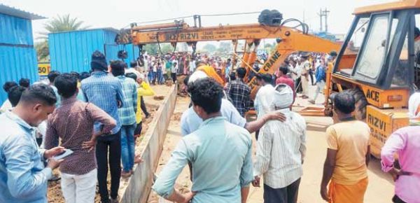 अवैध कब्जे पर चला बुलडोजर, प्रदर्शन