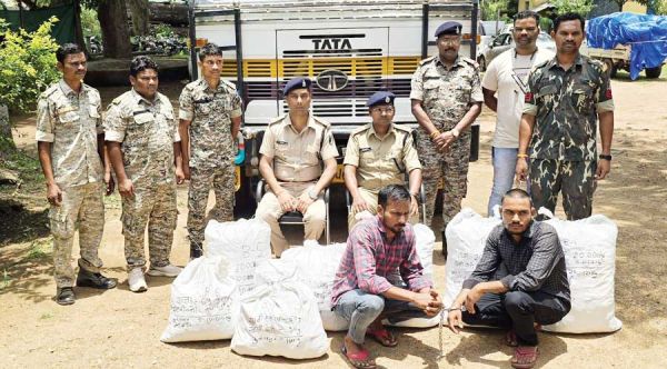  ट्रक से एक क्विंटल गांजा जब्त, यूपी के 2 बंदी, मुख्य आरोपी फरार