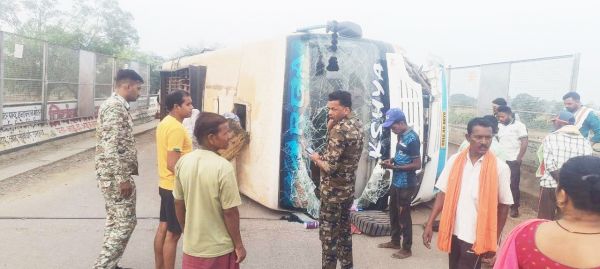 डिवाइडर से टकराकर बस पलटी, आधे दर्जन से अधिक घायल