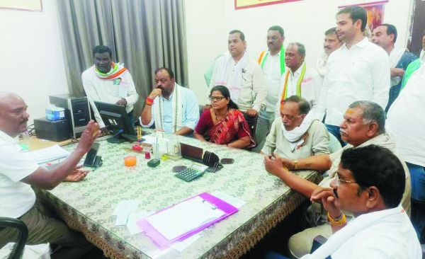 अघोषित विद्युत कटौती के खिलाफ कांग्रेसियों ने सौंपा ज्ञापन