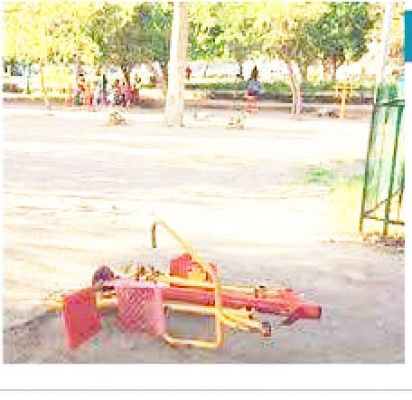 उद्यानों से हरियाली गायब, झूले टूटे