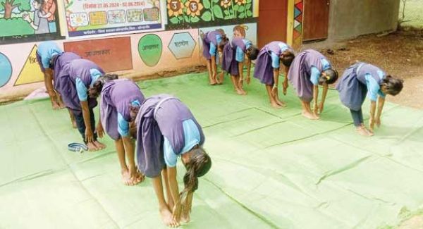 स्कूल समर कैंप में योग के साथ दी जा रही कई जानकारी