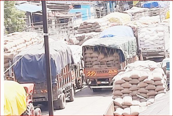 मंडी प्रांगण पैक, सडक़ जाम फिर भी मंजूर है इंतजार