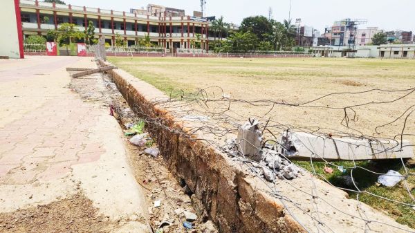 सालभर में 32 लाख के मैदान से हरी घास गायब