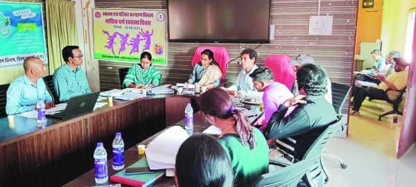 कलेक्टर नम्रता गांधी ने ली स्वास्थ्य विभाग की बैठक