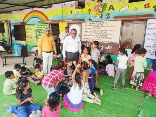 डीईओ ने किया समर कैम्प का निरीक्षण