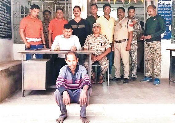 चरित्र शंका पर पत्नी की डंडे से पीटकर हत्या