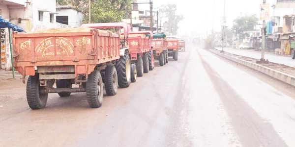 ट्रैक्टर ट्रॉली का पंजीयन कृषि के नाम पर, भर रहे हैं रेत मुरूम, बिठा रहे हंै सवारी