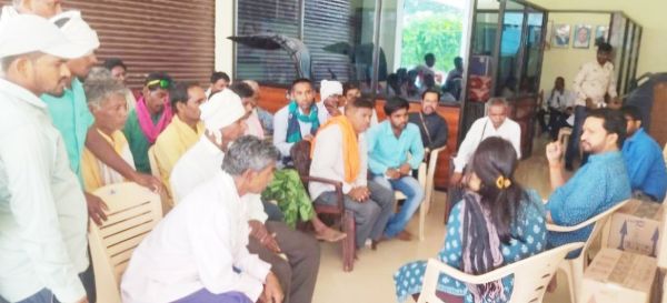 राशन नहीं मिलने से नाराज ग्रामीणों ने विक्रांत से लगाई गुहार