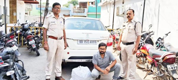 कार में गांजा रख कर ग्राहक तलाश कर रहा युवक गिरफ्तार
