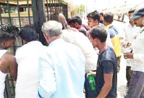 वाटर एटीएम बने शोपीस, राहगीर पानी खरीद कर पीने मजबूर