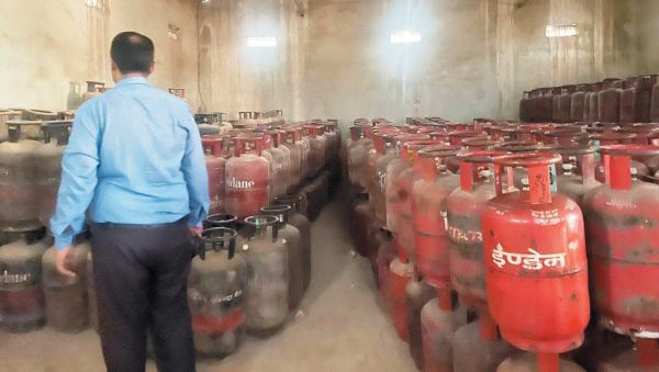 बम्लेश्वरी गैस एजेंसी में दबिश, स्टॉक मिलान में मिली गड़बड़ी