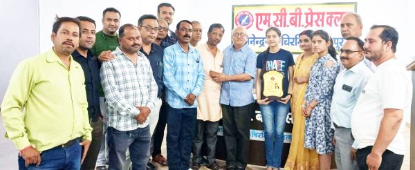 मेधावी छात्रा शिप्रा का प्रेस क्लब ने किया सम्मान