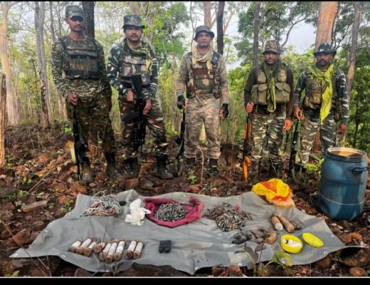  भारी बड़ी मात्रा में आर्म्स, एम्युनेशन, गोला-बारूद एवं अन्य सामाग्री बरामद